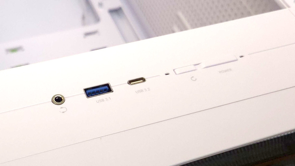 有齊電源、重置、TYPE-C 介面。