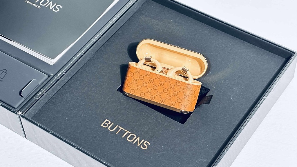 BUTTONS CLIP 採用了奢華時尚的設計，耳機的充電盒更酷似某名牌的風格。