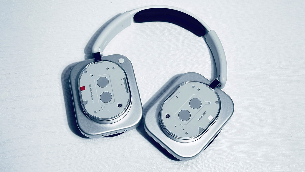Nothing Headphone (1) 耳機貫徹 Nothing 系列的透明感 + 工業風設計。