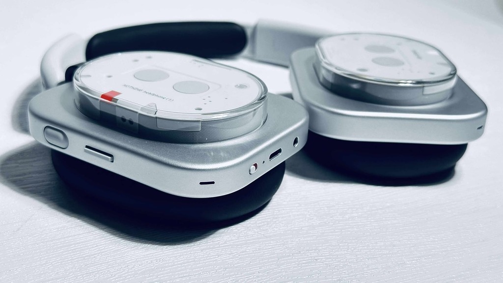 用料方面 Headphone (1) 耳機背蓋要凸顯 Nothing 品牌的透明感設計,當然會用上塑膠,但耳機機身到轉動支柄亦採用了不少金屬部件,感覺頗高級。