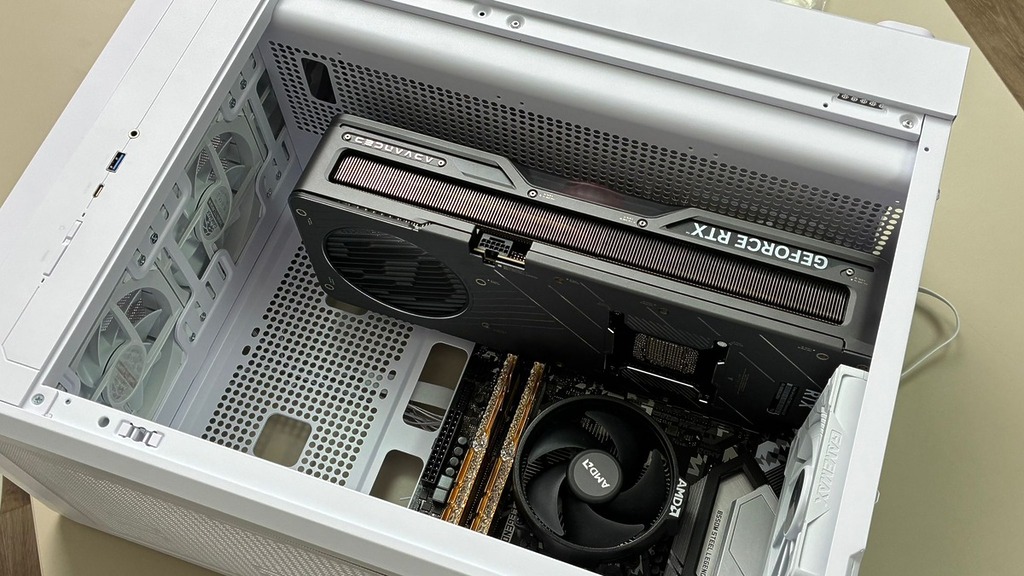 3 槽巨卡 RTX 5090 D 沒有問題容納，電源艙的透氣孔十分重要。