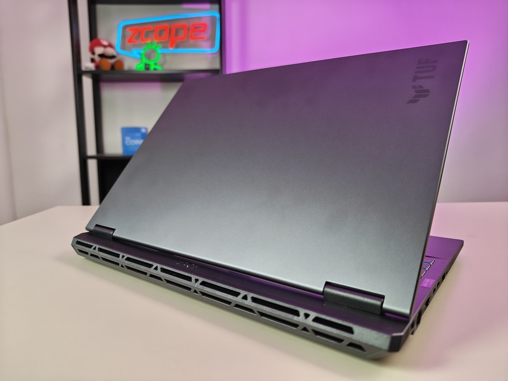 ASUS 全新的 TUF Gaming F16 電競筆電,設計小巧緊湊,背板風格簡潔,最高配備 Intel Ultra 7-255HX 處理器和 NVIDIA GeForce RTX 5060 顯示卡。