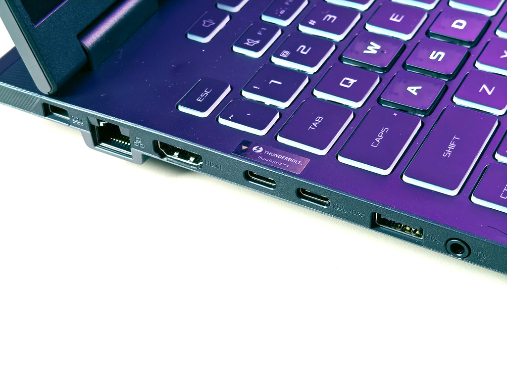 雖是入門機,但機身仍有清楚標示 Thunderbolt 4 插口,另有 10Gbps 的 USB-C 及 USB-A 插頭提供。