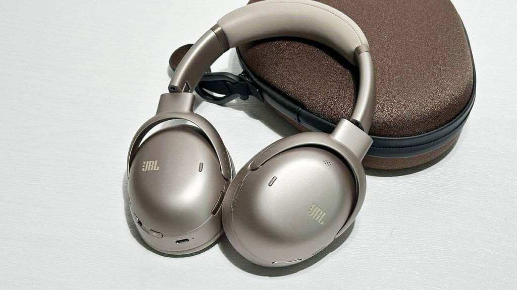 JBL 繼年初推出 Tour Pro 3 真無線耳機後,今次再推出功能同樣豐富的耳罩式 JBL Tour One M3,新型號同樣支援 LDAC 和 USB 無損音訊音訊。