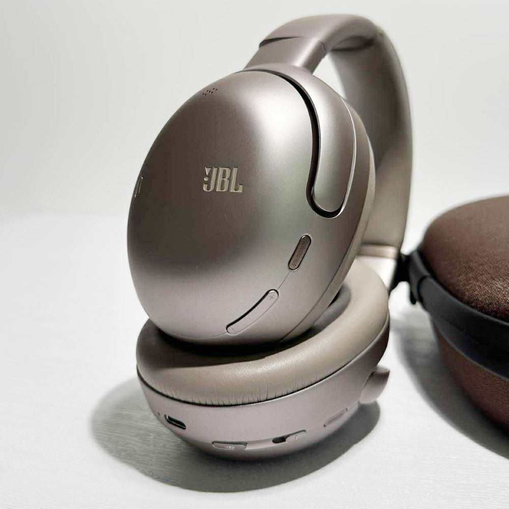 相比市場上的同類產品,JBL Tour One M3 的設計上會略為低調樸素,採用全塑料、可平折/折疊式的機身結構,未有追求隱藏鉸鏈或高階材料等。