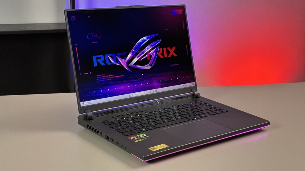 去年推出的 AMD Ryzen 9 9955HX3D 首次將針對打機性能的 3D V-Cache 技術帶到筆電,提供卓越的工作與遊戲效能。不過對於集中遊戲方面的用家來說,雙 CCD 並不一定會帶來太大優勢,所以單 CCD 的 Ryzen 7 9800HX3D 可能會是更具性價比嘅選擇。(圖為 ASUS ROG Strix G16 (2025) G614 電競筆電)