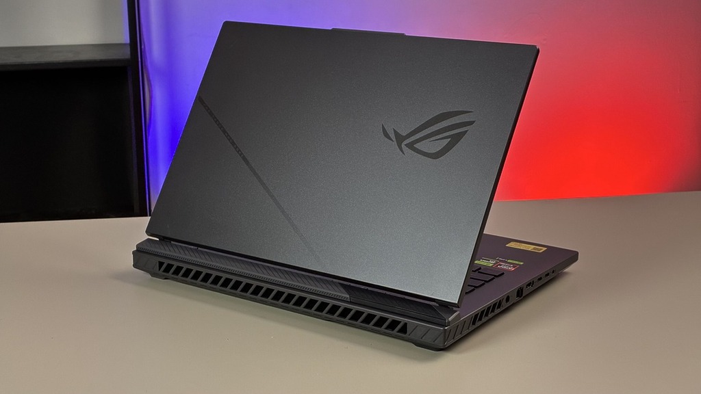 試用為「日蝕灰」,面蓋有 ROG SLASH 風格圖案。