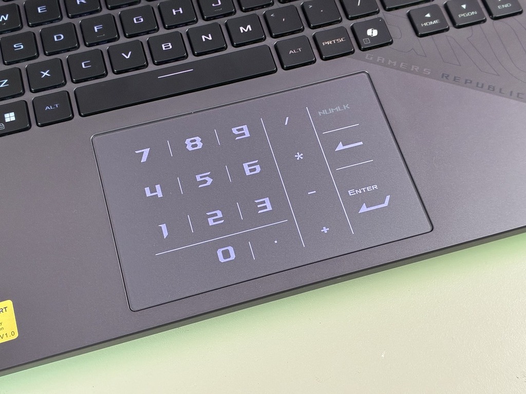 精準觸控板加入隱藏 NUM PAD 功能。