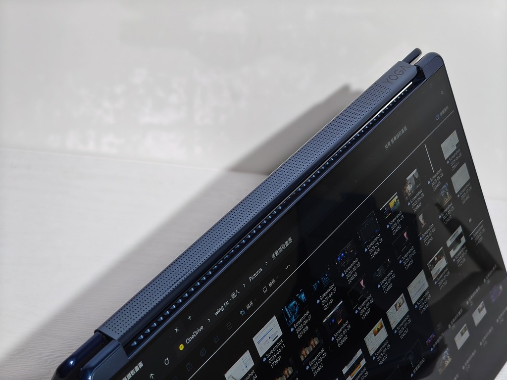 和以往的 Yoga 9i 一樣，筆電的轉軸位置更整合了 Bowers & Wilkins 喇叭的 360° 音箱，支援 Dolby Atmos 音效。