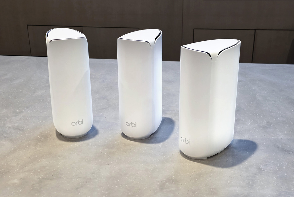 對比 Orbi 系列的 800 或 900 型號,RBE300 體積明顯細最少兩個碼,更加修長。