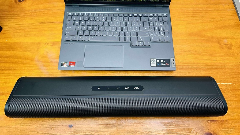Soundbar 的長度只有 55 cm,可以配合 27 吋顯示器使用。