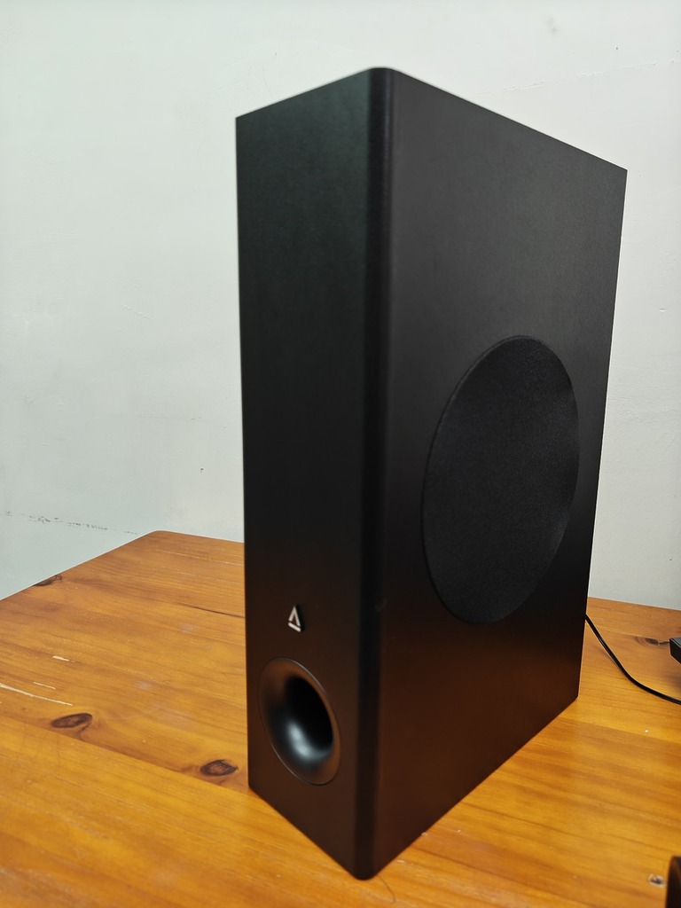 低音音箱採用窄身的設計,闊度和深度亦不過 11.5cm 及 26.5cm,即使放在電腦桌還是電視旁邊不會很佔地方。