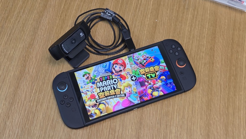 一般舊式 USB 鏡頭需要加上 USB-C 轉換器或插到底座