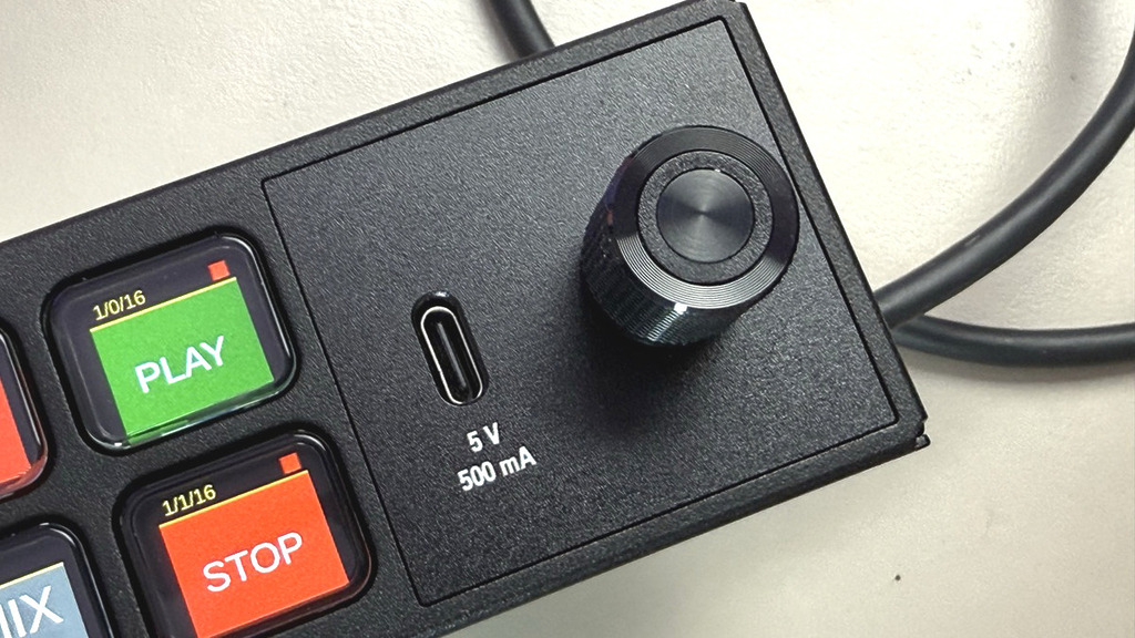 右邊旋鈕編碼器旁設有 USB-C 接口。