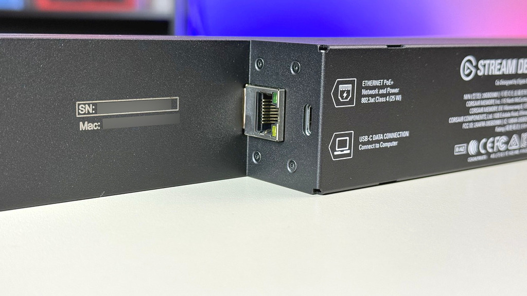 Stream Deck Studio 主要是透過 PoE+ 乙太網線供電接口，以 IP 或 SDI 協議與攝影機、媒體伺服器、音響系統和燈光設備等數百種廣播和舞台設備整合，亦可以透過 USB-C 接口連接電腦使用。
