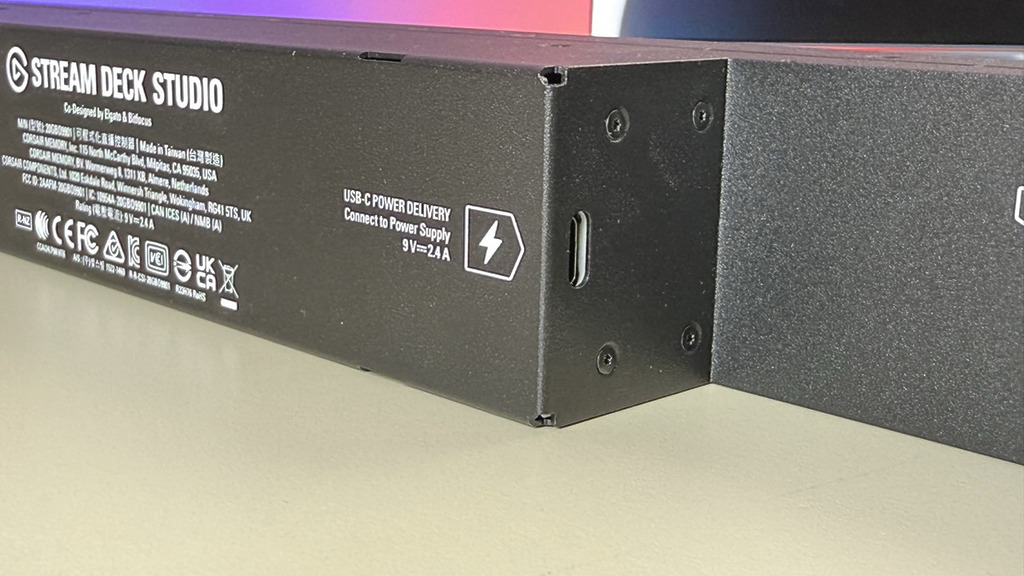 除了透過 PoE+ 供電之外，亦可以透過另一邊的 USB-C 接口，以 USB 充電器供電。