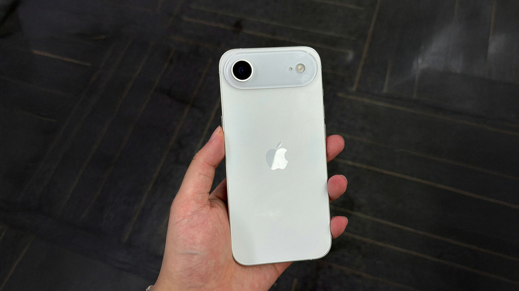 根據 MacRumors 表示,iPhone 17 Air 或會全球統一採用無實體 SIM 卡設計,用家需要使用 eSIM 來使用電訊服務。
