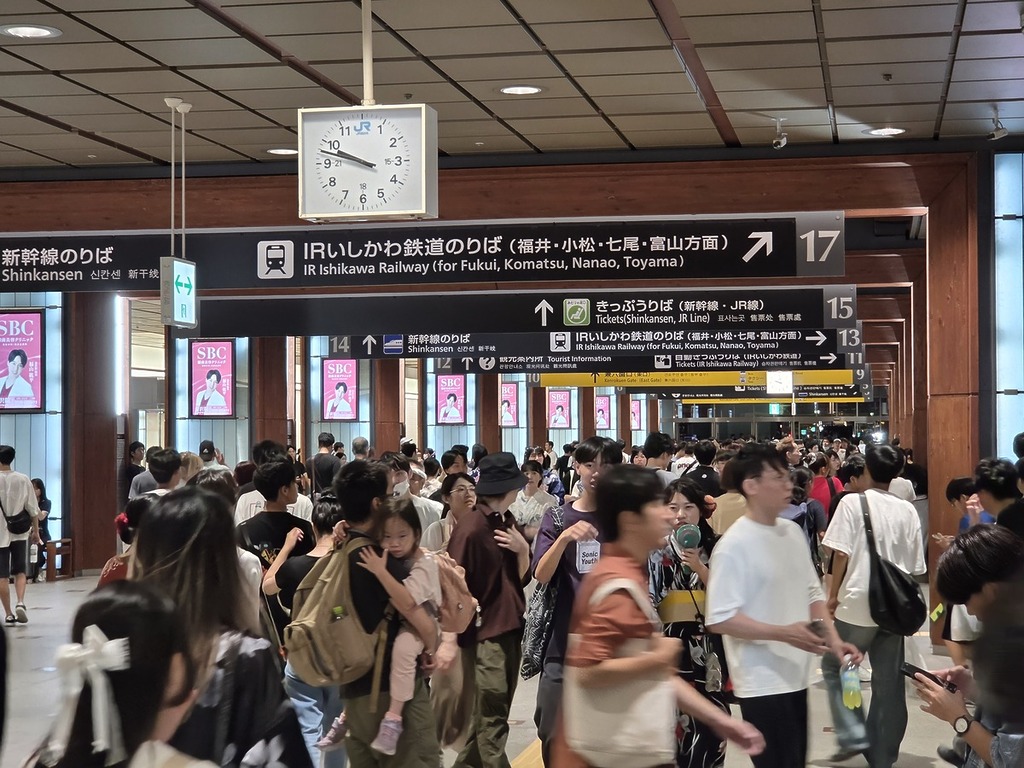 街頭 Snapshot 呈現車站繁忙的𣊬間。