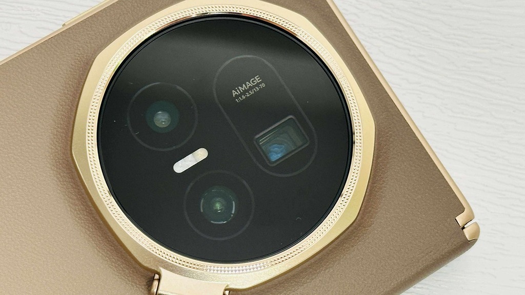Magic V5 是採用三鏡頭相機模組，包括 64MP 3x 光學變焦相機、50MP 主鏡頭和 50MP 超廣角鏡頭。