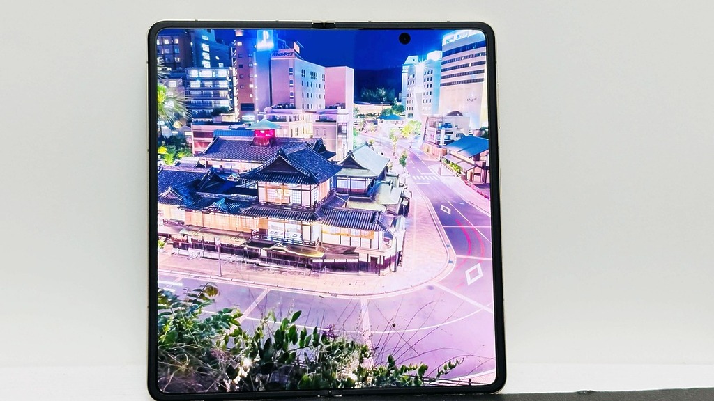 屏幕擁有高色域和高亮度，播放影片的效果當然不用懷疑。