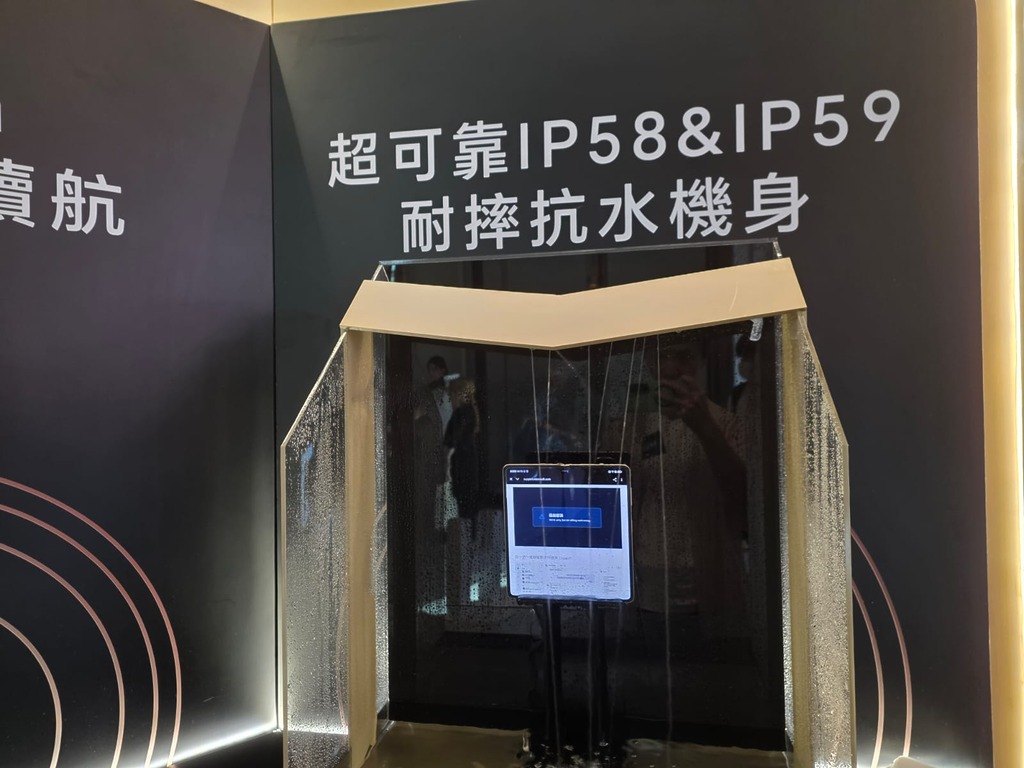 雖然有精密的鏈鉸位，但依然具備強勁的耐摔抗水性能。