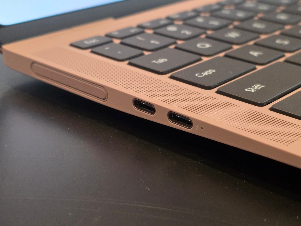 此機備有 Thunderbolt 4 接口，電源掣支援指紋辨識。