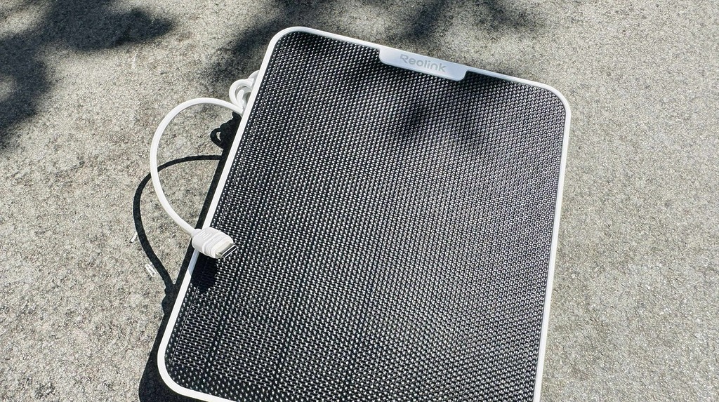 Reolink Solar Panel 2 (6W) 配有 USB-C 供電插頭。