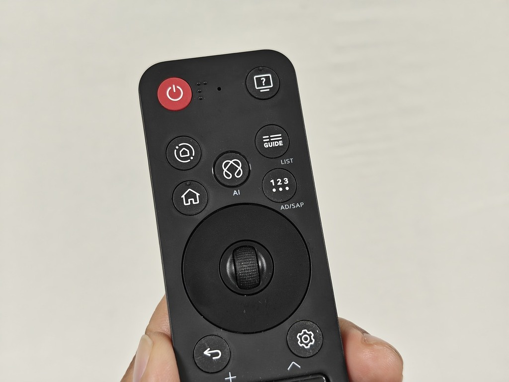 新的 AI Magic Remote 加入了 AI 語音操作按鍵，可以控制電視設定，以及尋找網上的影音內容。
