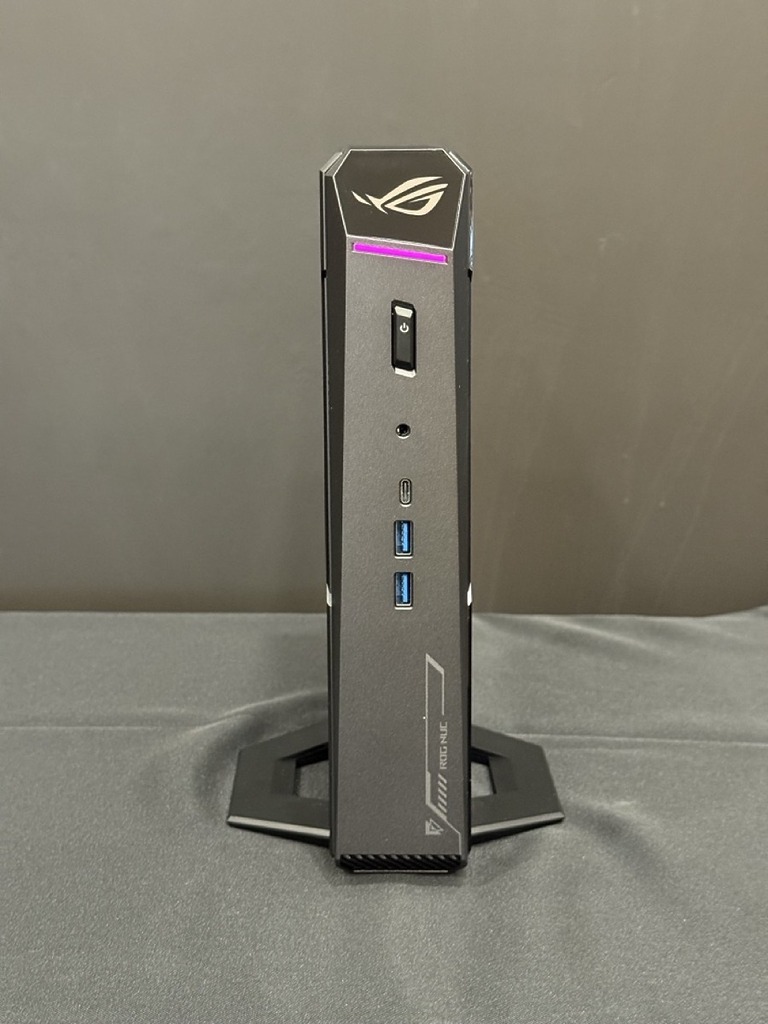 機身前面的接口，頂部有 RGB 燈效。