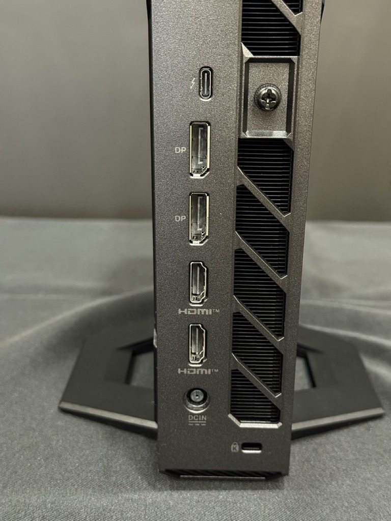 ROG NUC (2025) 機背設有兩個 DP 2.1 和兩個 HDMI 2.1 接口，加上支援 DP 2.1 Alt 模式的 Thunderbolt 4 Type-C 接口，令這部迷你電腦能夠同時連接 5 個屏幕。