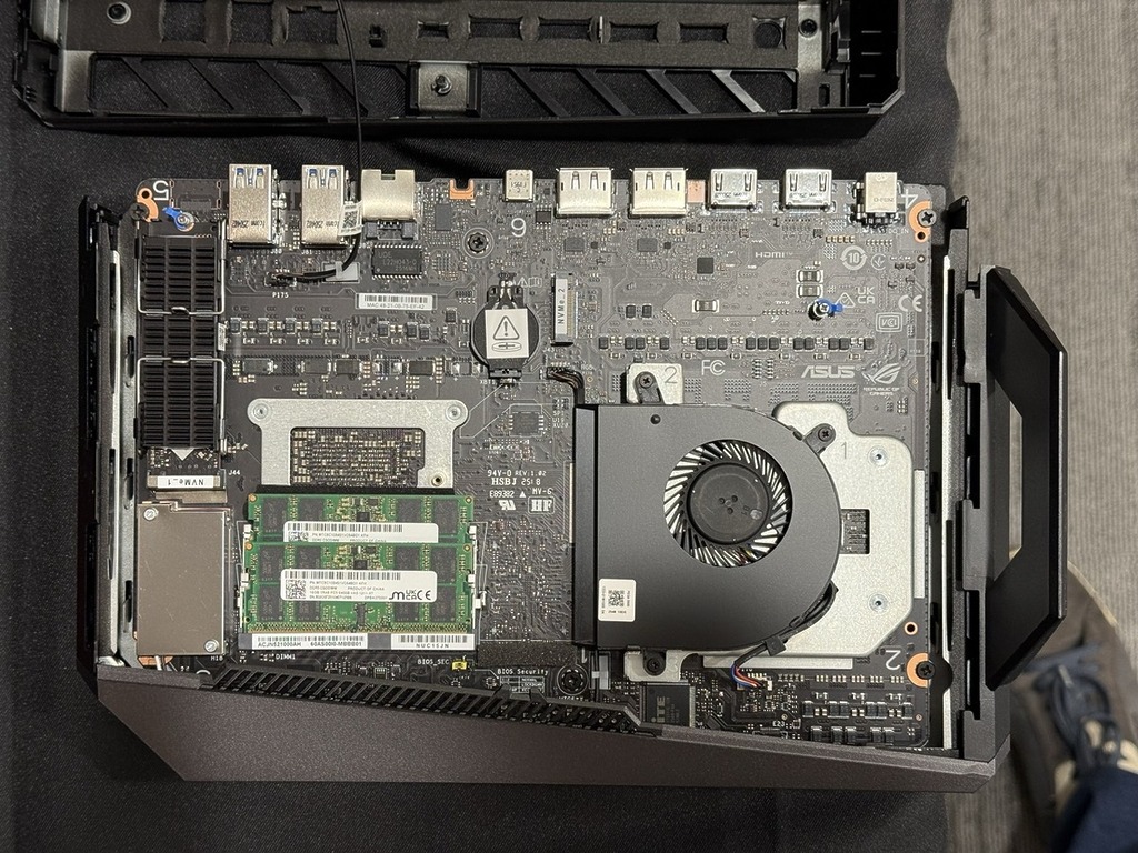 機內布局，右下角是 CPU 散熱扇。