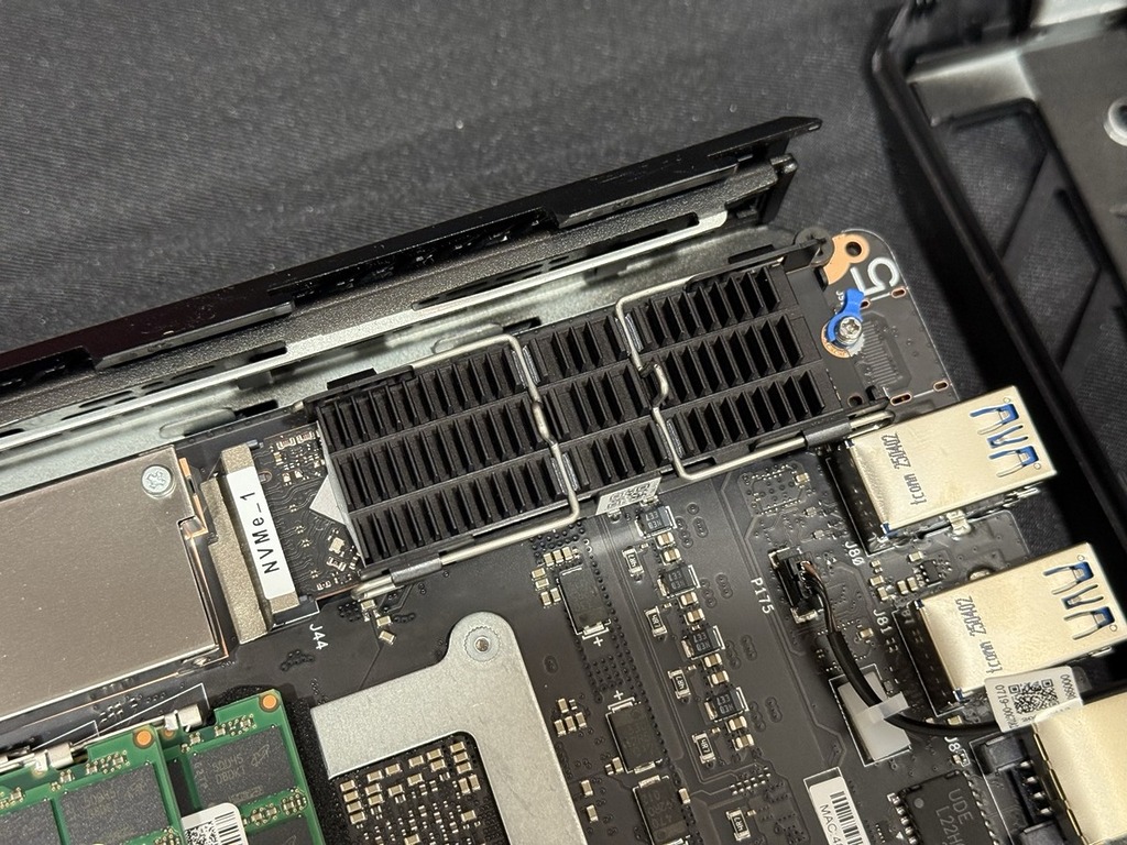 SSD 1 的散熱器，這M.2槽雖然插上 Gen 4 SSD，但其實是 Gen 5 規格，為日後升級做好準備。