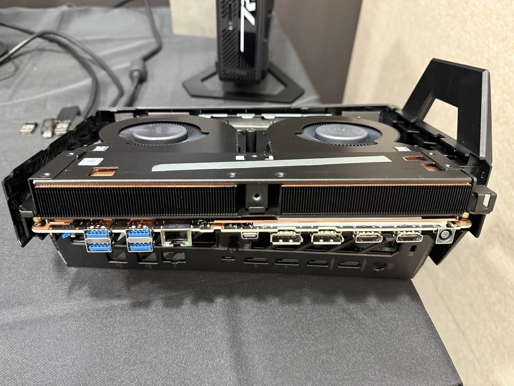 背面有兩把巨大的渦輪式散熱扇，配合兩塊大均熱板和鰭片，將 RTX 5080 和系統的熱力一併從機背排出。