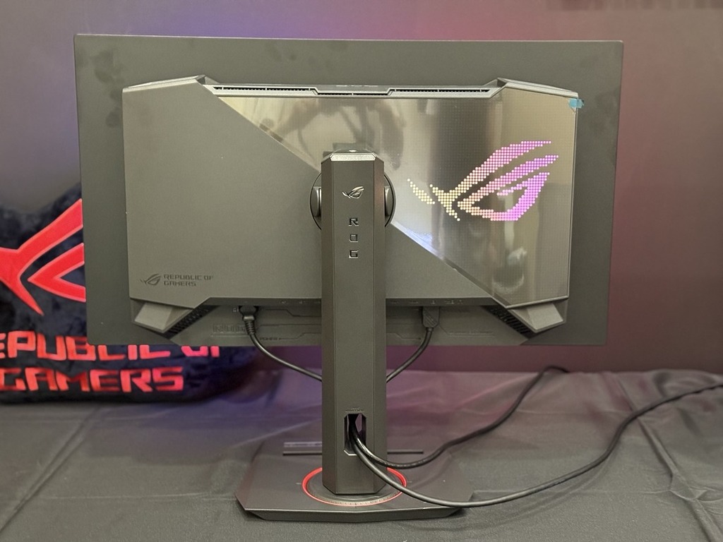 背面亦有巨大的敗家之眼 RGB 燈效。