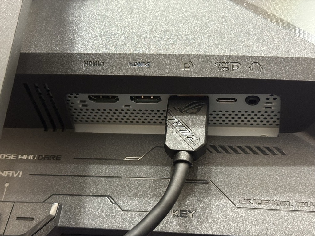 兩個 HDMI 2.1、一個 DP 1.4a 和一個可提供 90W 電源的 USB C。