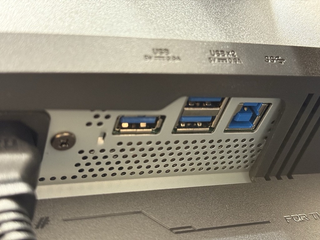 亦有提供 KVM 功能方便一個屏幕一套鍵盤滑鼠接駁多台電腦。