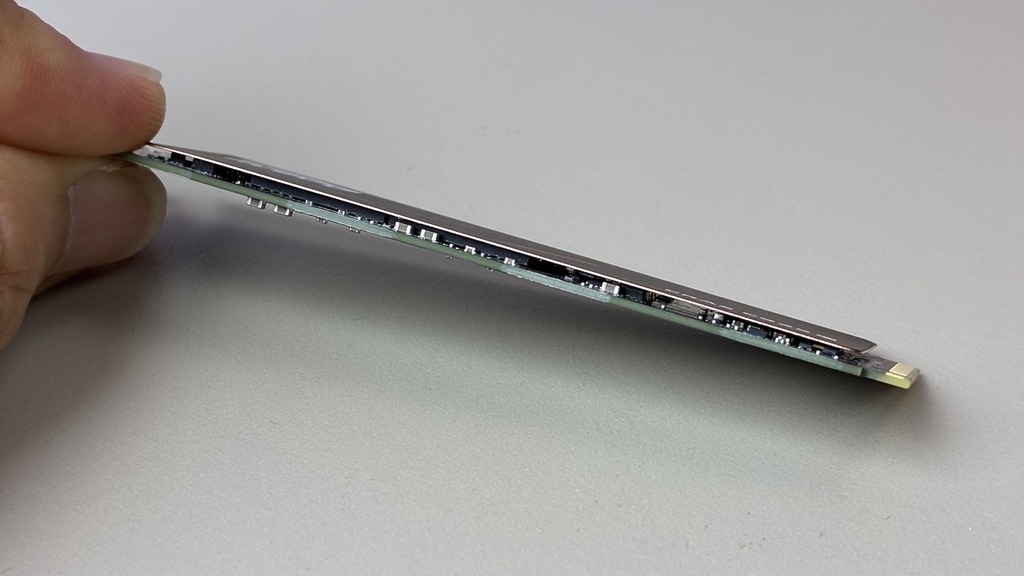 纖薄程度不影響多數主機板的 SSD 散熱片安裝