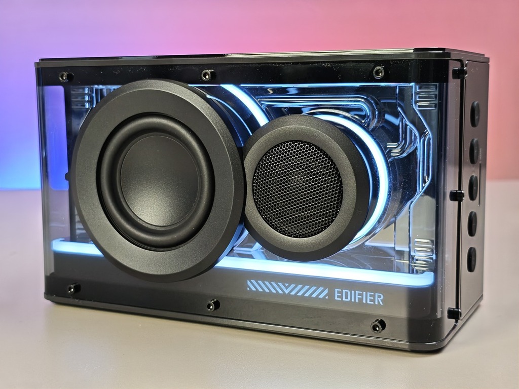 QD25 搭載 2.5 吋的中低音驅動單元與釹磁鐵，還有 0.75 吋絲膜高音單元。