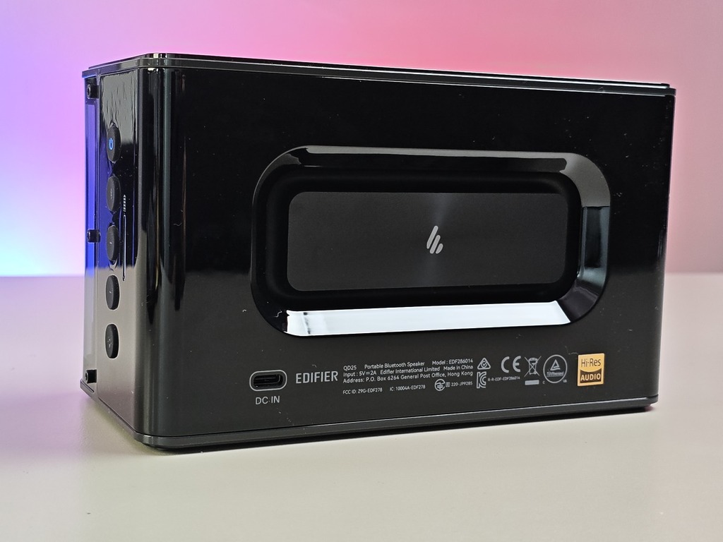 機身背面還有圓角矩形被動重低音輻射器。