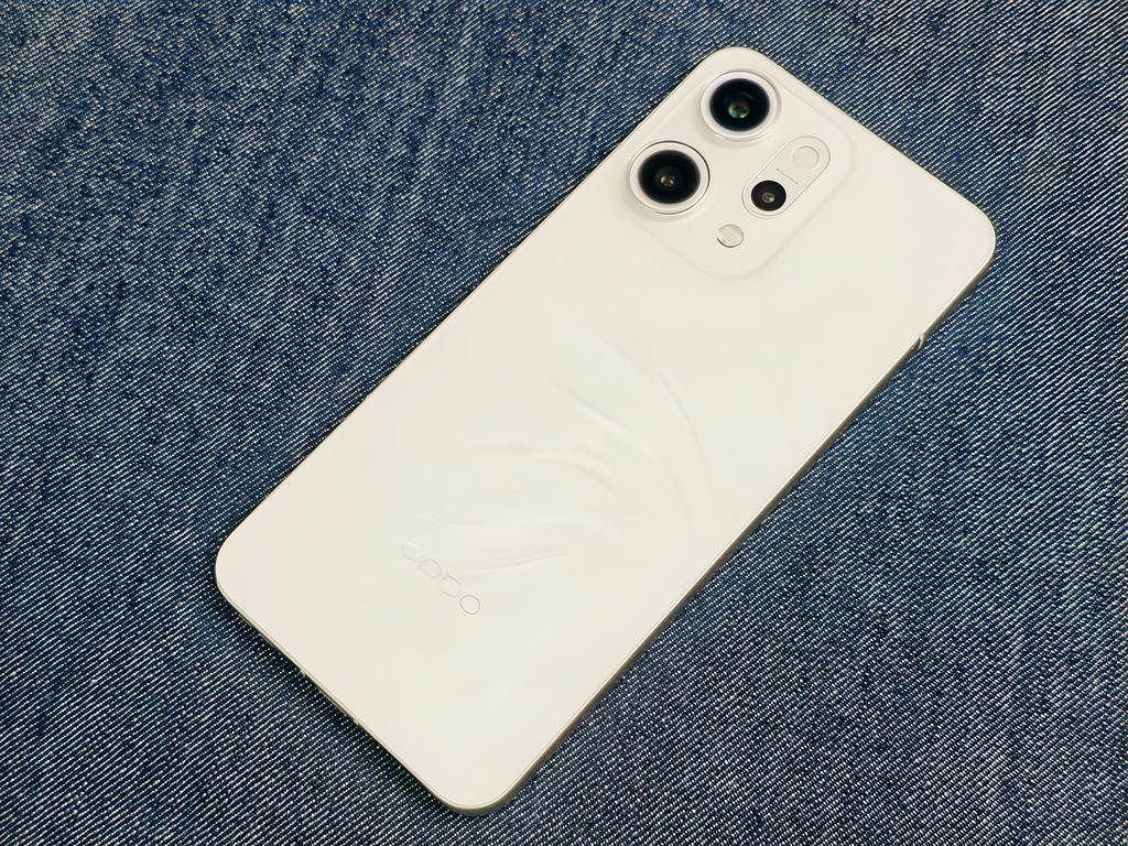 Reno 14 Pro 主打 5,000 萬像素三鏡頭相機，並加入水中拍攝模式與及生成式 AI 生成圖像及修圖功能。