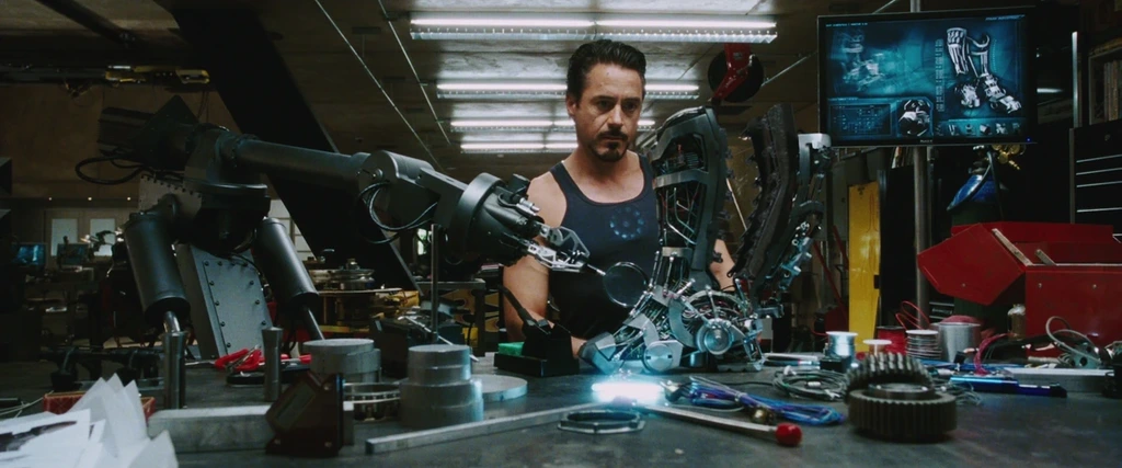 在電影《Ironman》裡面,Tony Stark 在開發裝甲的時候,身邊總有一個靈活得來又有點笨的機械臂 Dum-E