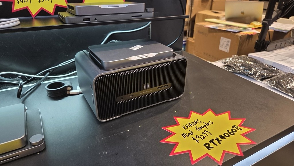 Mind Graphic 外置顯示卡配備 RTX 4060 Ti (16GB VRAM)，與 Mind 2 融為 一體。