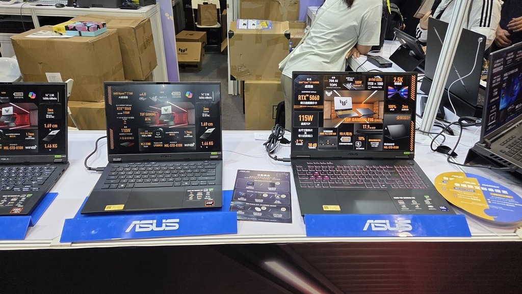 ASUS TUF Gaming F16（右）