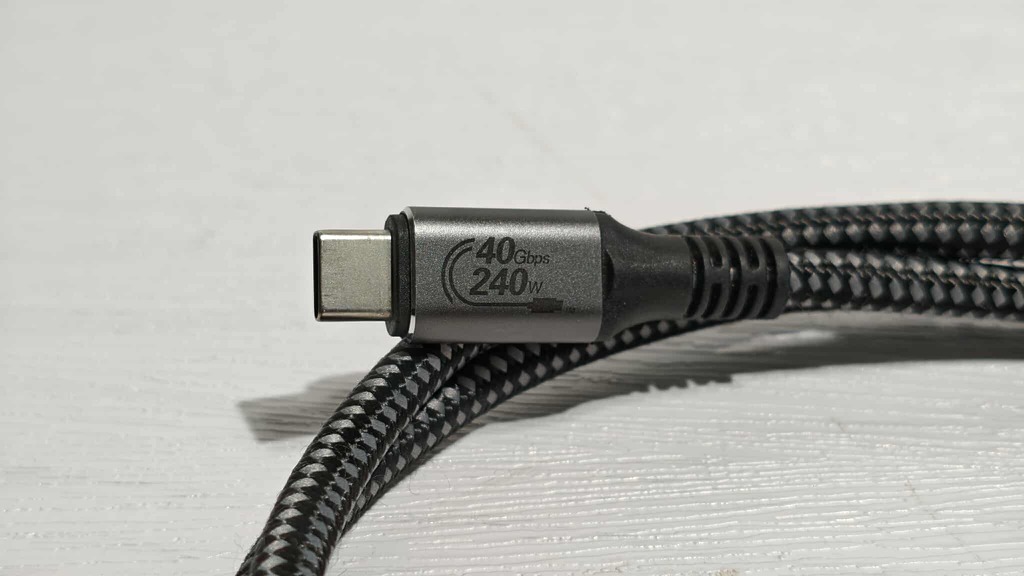 目前市場上多個品牌都有推出支援 USB 4 / Thunderbolt 4 標準的 USB-C 線材,能提供最高 240W 電力及 40Gbps 數據傳輸速度。