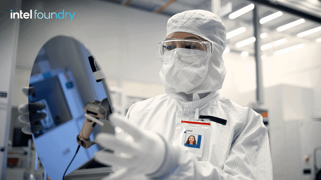 Intel Foundry Services(IFS)是公司旗下的代工晶圓生產業務,但相比起台積電,其客戶群仍然相當小,而且在先進製程上落後。