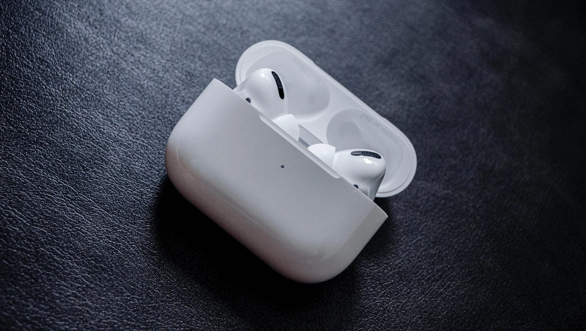 傳聞稱 AirPods Pro 3 將採用全新設計,包括更纖薄的充電盒和更小的傳感器,仍會保留 AirPods 標誌的耳機柄設計
