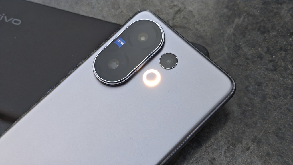 作為 vivo 的手機,其招牌的柔光燈當然不會缺席。