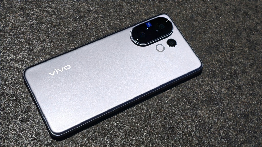 vivo 最新發表的 V60,機身厚度只有 7.53mm,但仍配備 6,500mAh 大容量電池。