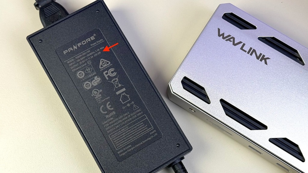 為了應付上下行接口的供電需求,隨機的電源供應器提供 230W 供電。