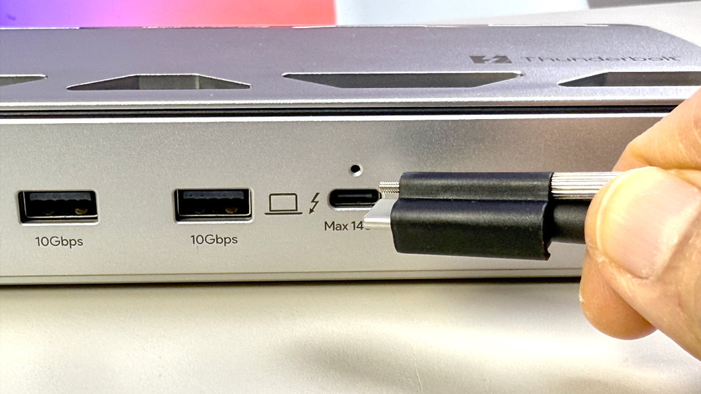 上行連接主機的 Thunderbolt 5 接口設有固定用的螺絲孔,配合隨附的 Thunderbolt 5 線的固定螺絲,將上行線穩固連結到機上,不怕不小心把連接線扯下。